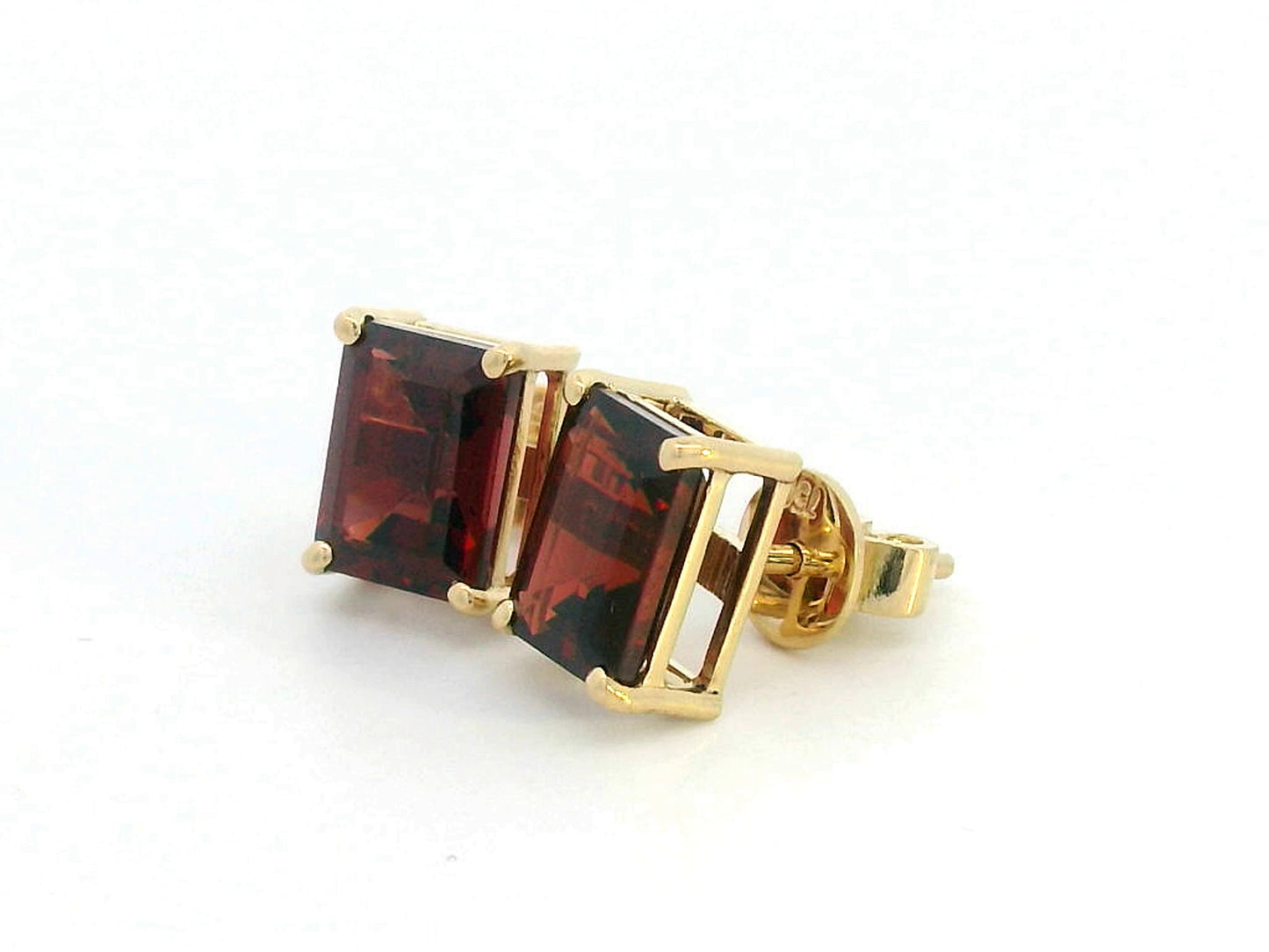 18K yellow gold earrings with emerald-cut garnets in four-prong setting, 4.29 carat total