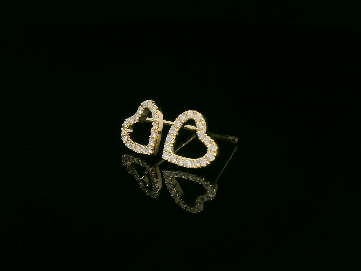 Heart-shaped diamond stud earrings in 18K yellow gold with 0.17 carat diamonds and screw-back posts
