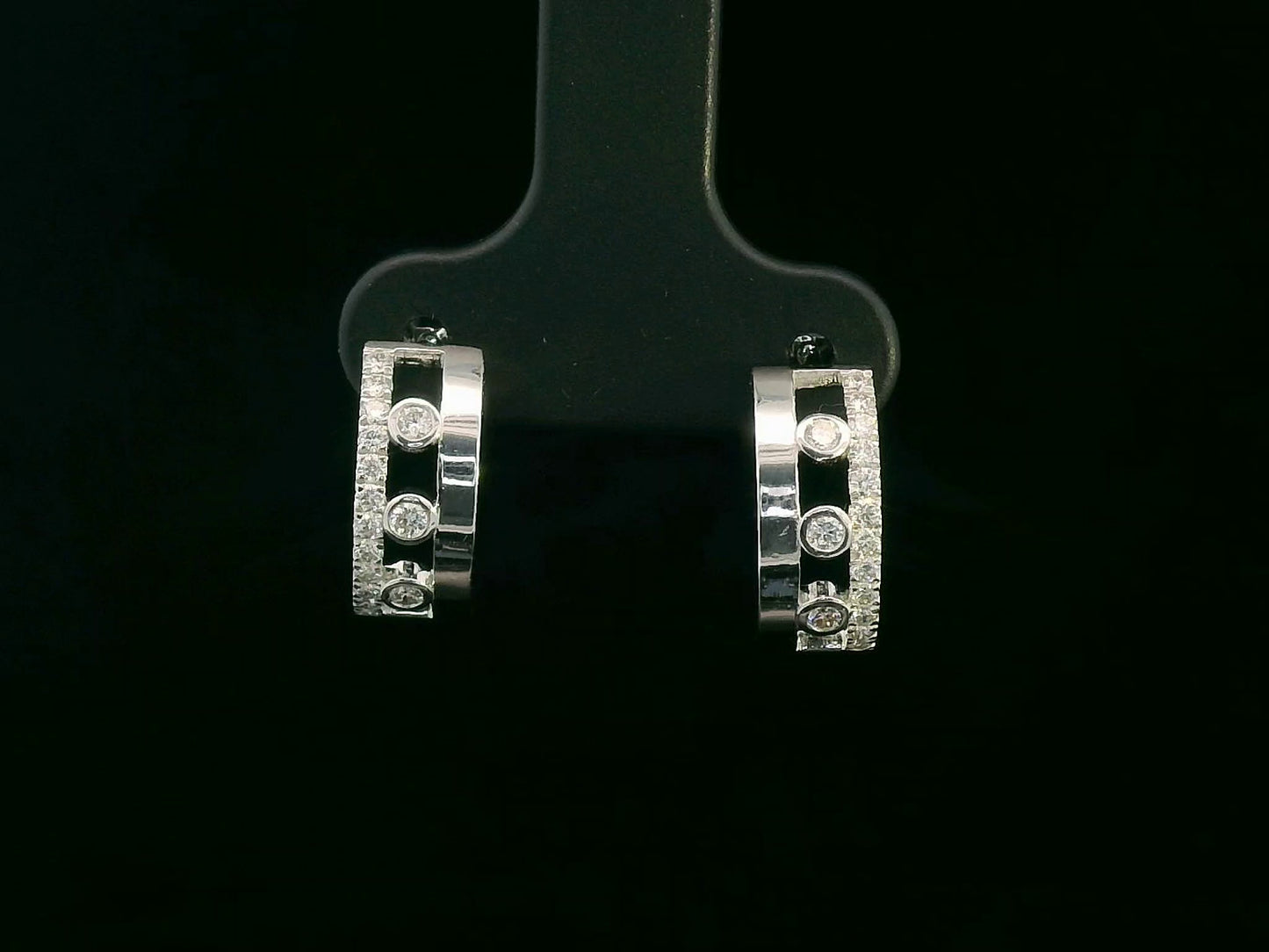18K gold half hoop earrings with bezel-set and pavé diamonds, 0.30ct total weight