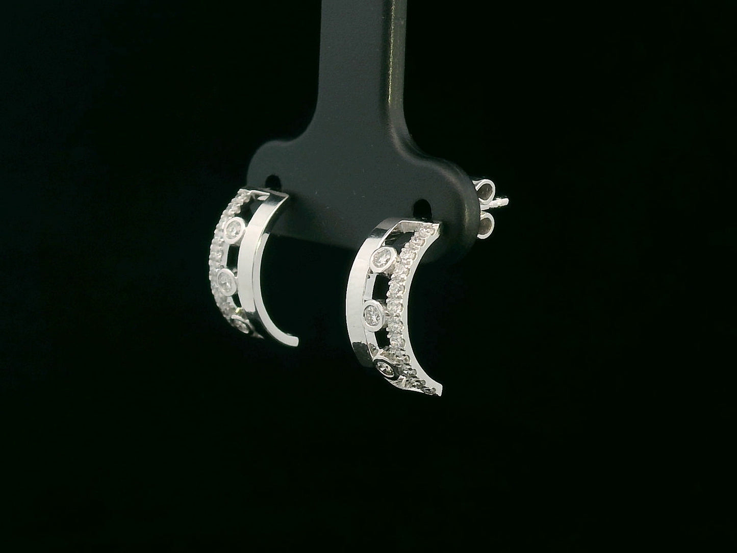 18K gold half hoop earrings with bezel-set and pavé diamonds, 0.30ct total weight