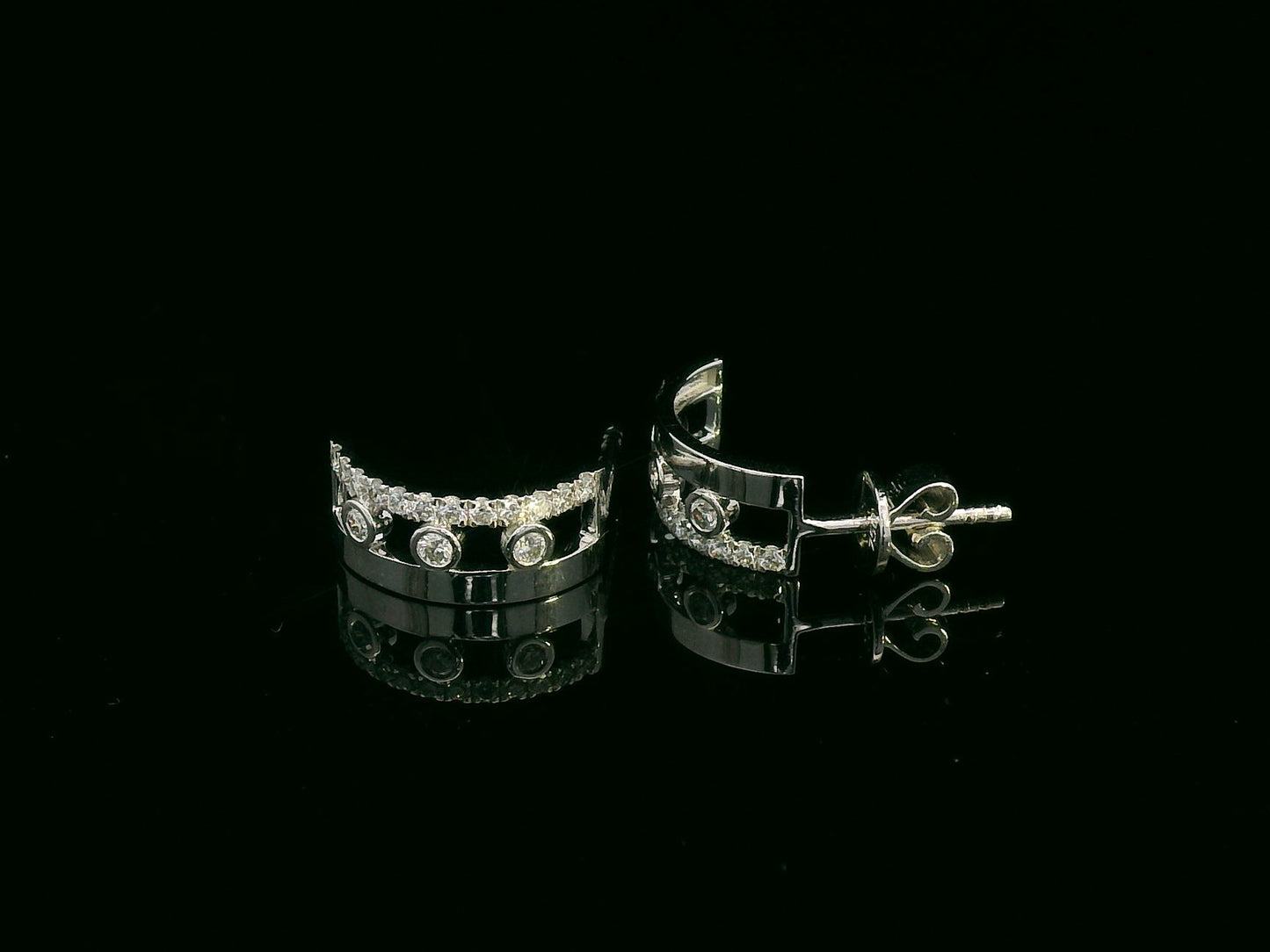 18K gold half hoop earrings with bezel-set and pavé diamonds, 0.30ct total weight