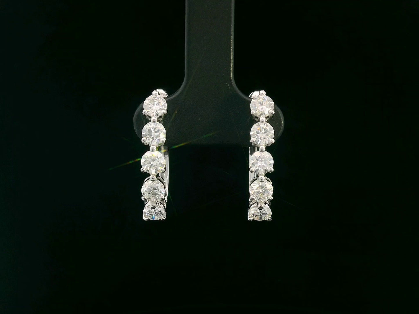 18K white gold hoop earrings with 1.90 carats of round brilliant diamonds arranged in a front-facing design