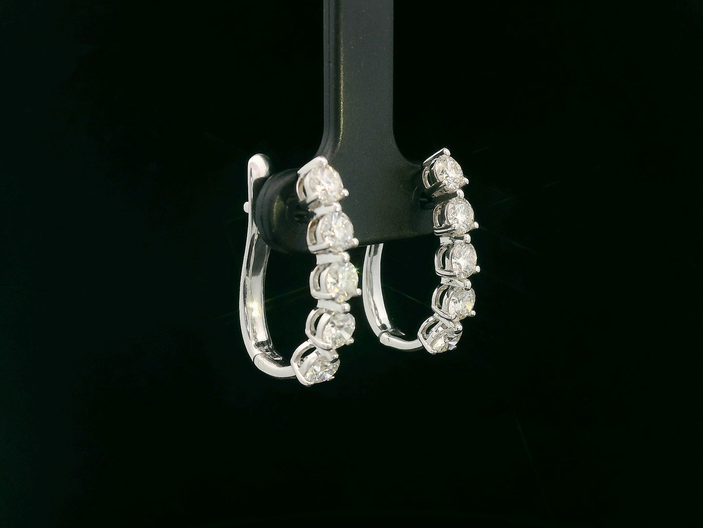 18K white gold hoop earrings with 1.90 carats of round brilliant diamonds arranged in a front-facing design