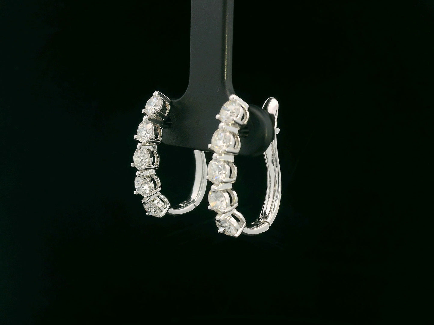 18K white gold hoop earrings with 1.90 carats of round brilliant diamonds arranged in a front-facing design