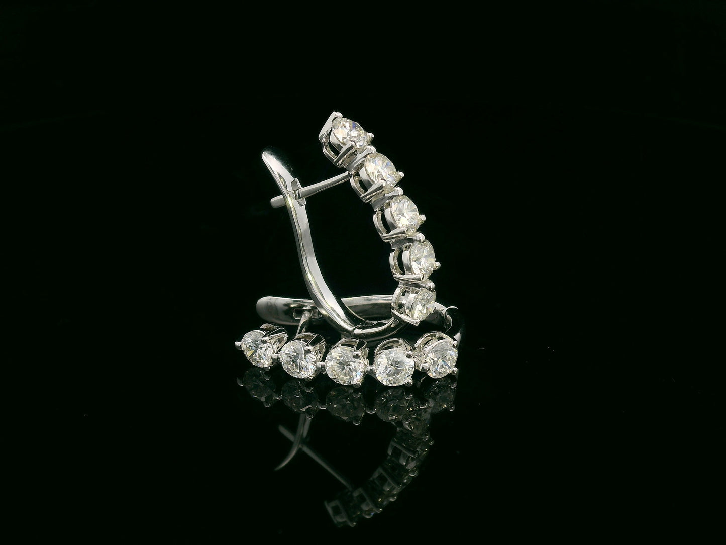18K white gold hoop earrings with 1.90 carats of round brilliant diamonds arranged in a front-facing design