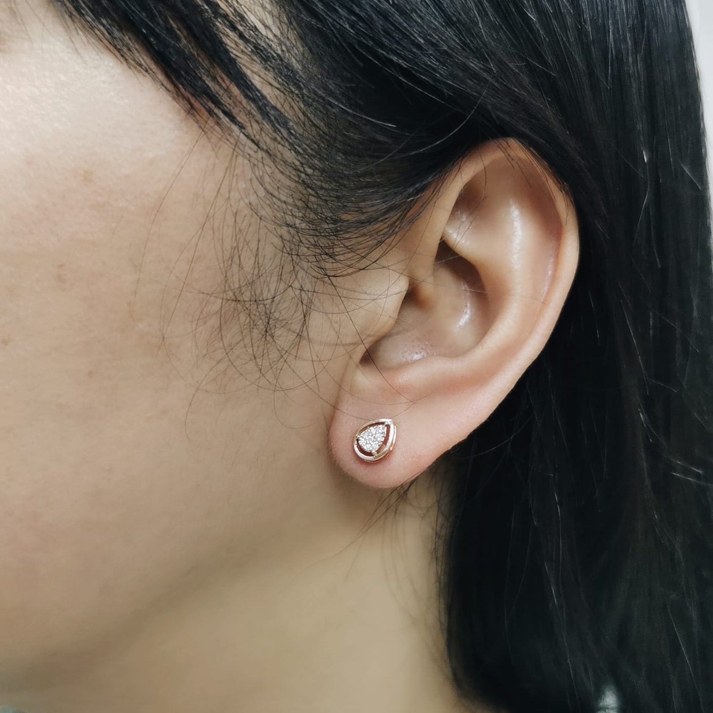 18K gold teardrop stud earrings with 0.15 carat diamond cluster