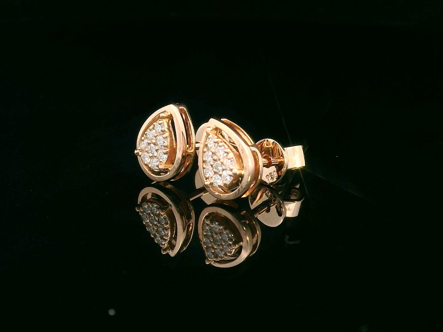 18K gold teardrop stud earrings with 0.15 carat diamond cluster