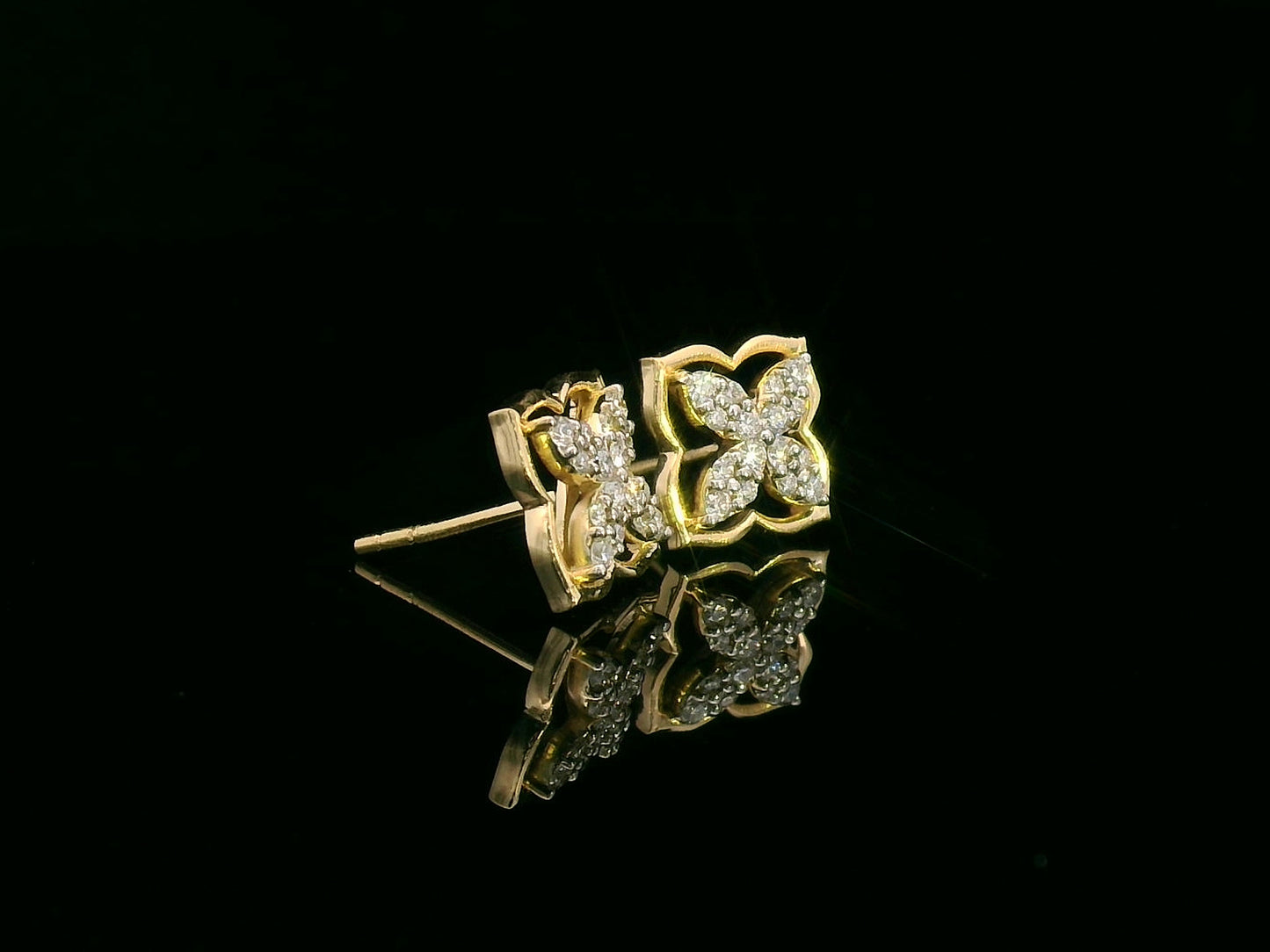 18K Gold Floral Diamond Stud Earrings with 0.25 Carat Total Weight