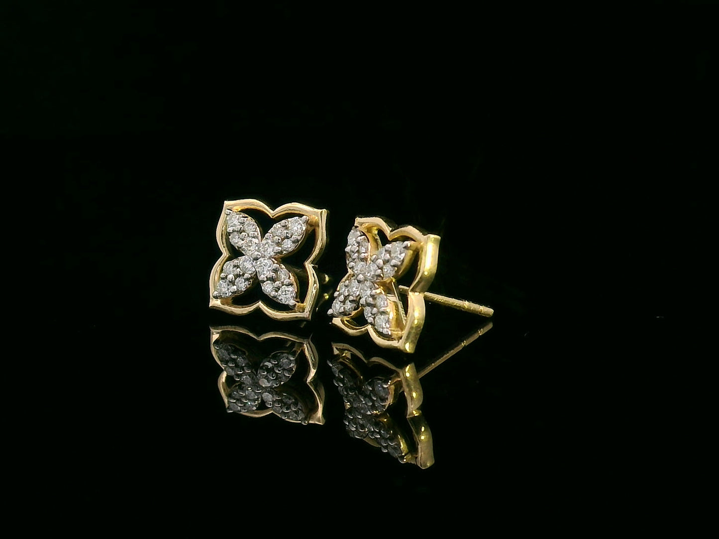 18K Gold Floral Diamond Stud Earrings with 0.25 Carat Total Weight