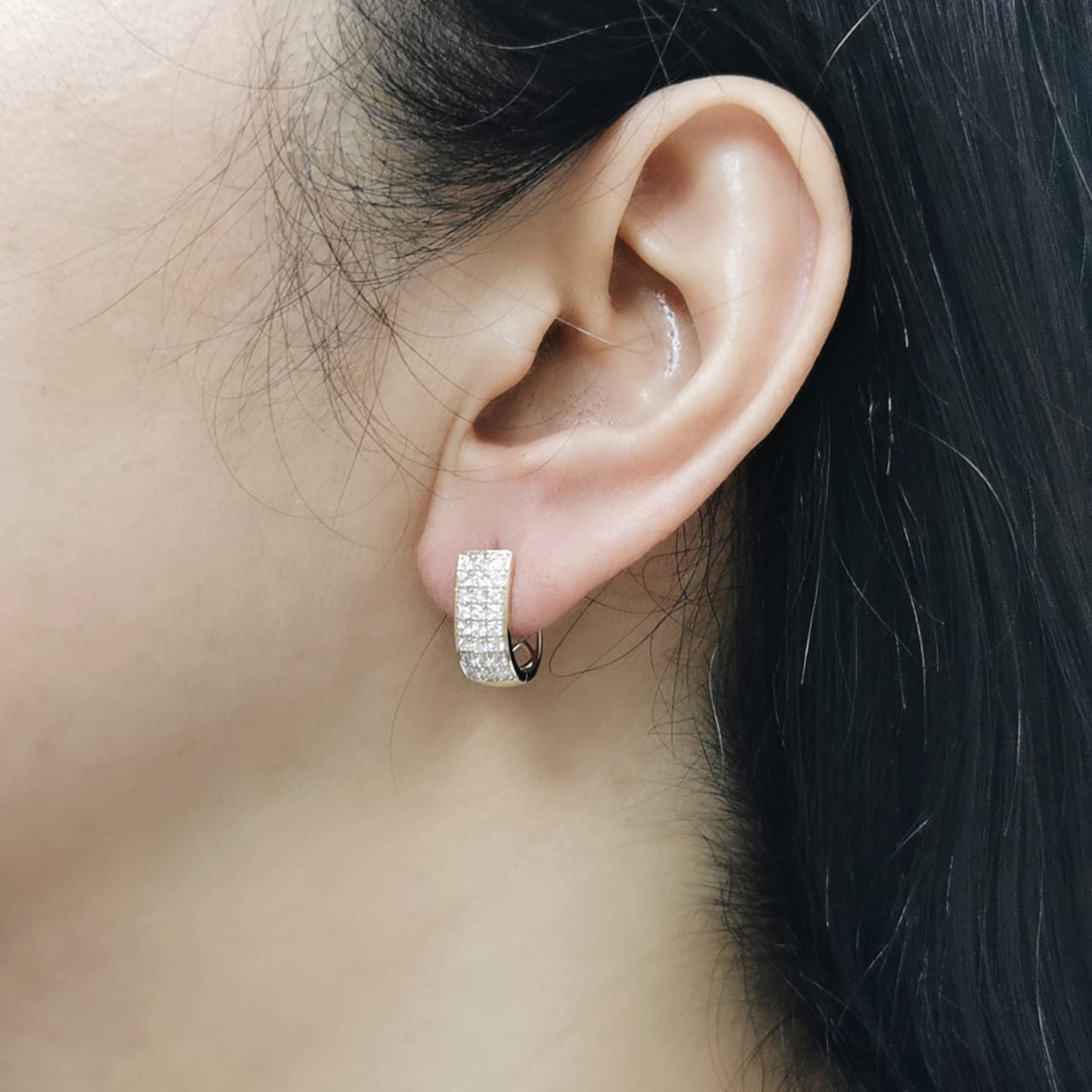 18K Gold Pavé Diamond Huggie Hoop Earrings with 0.76 Carat Round-Cut Diamonds
