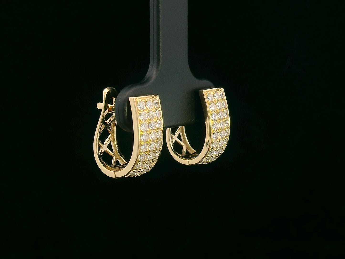 18K Gold Pavé Diamond Huggie Hoop Earrings with 0.76 Carat Round-Cut Diamonds