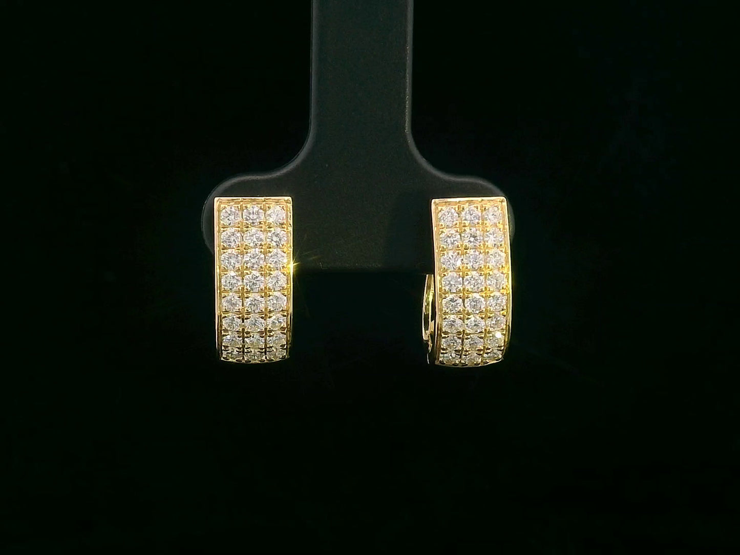18K Gold Pavé Diamond Huggie Hoop Earrings with 0.76 Carat Round-Cut Diamonds