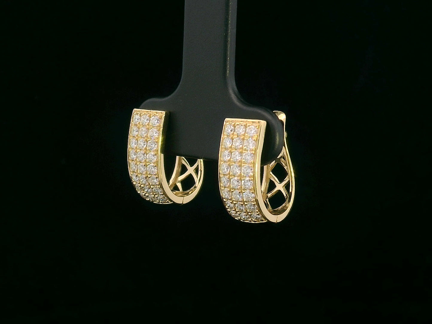 18K Gold Pavé Diamond Huggie Hoop Earrings with 0.76 Carat Round-Cut Diamonds