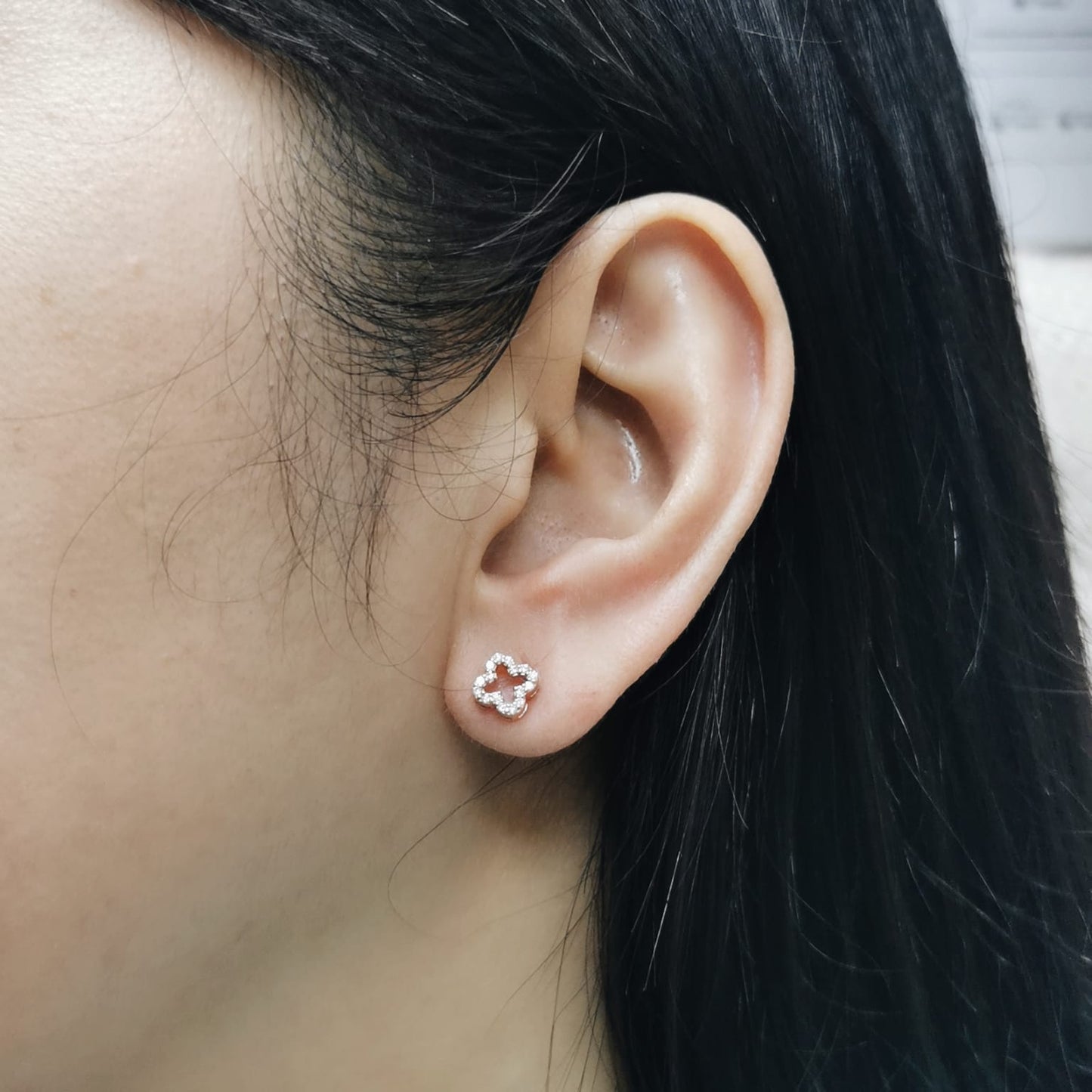 Clover motif earrings in 18K gold with 0.15 carat round diamonds and openwork design