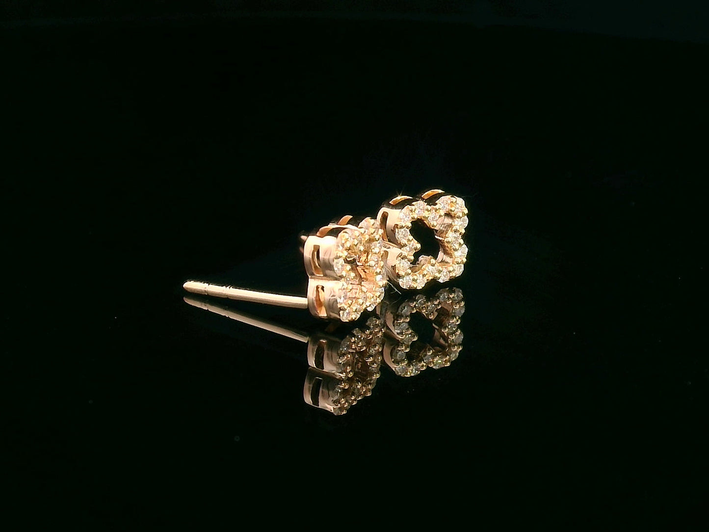 Clover motif earrings in 18K gold with 0.15 carat round diamonds and openwork design
