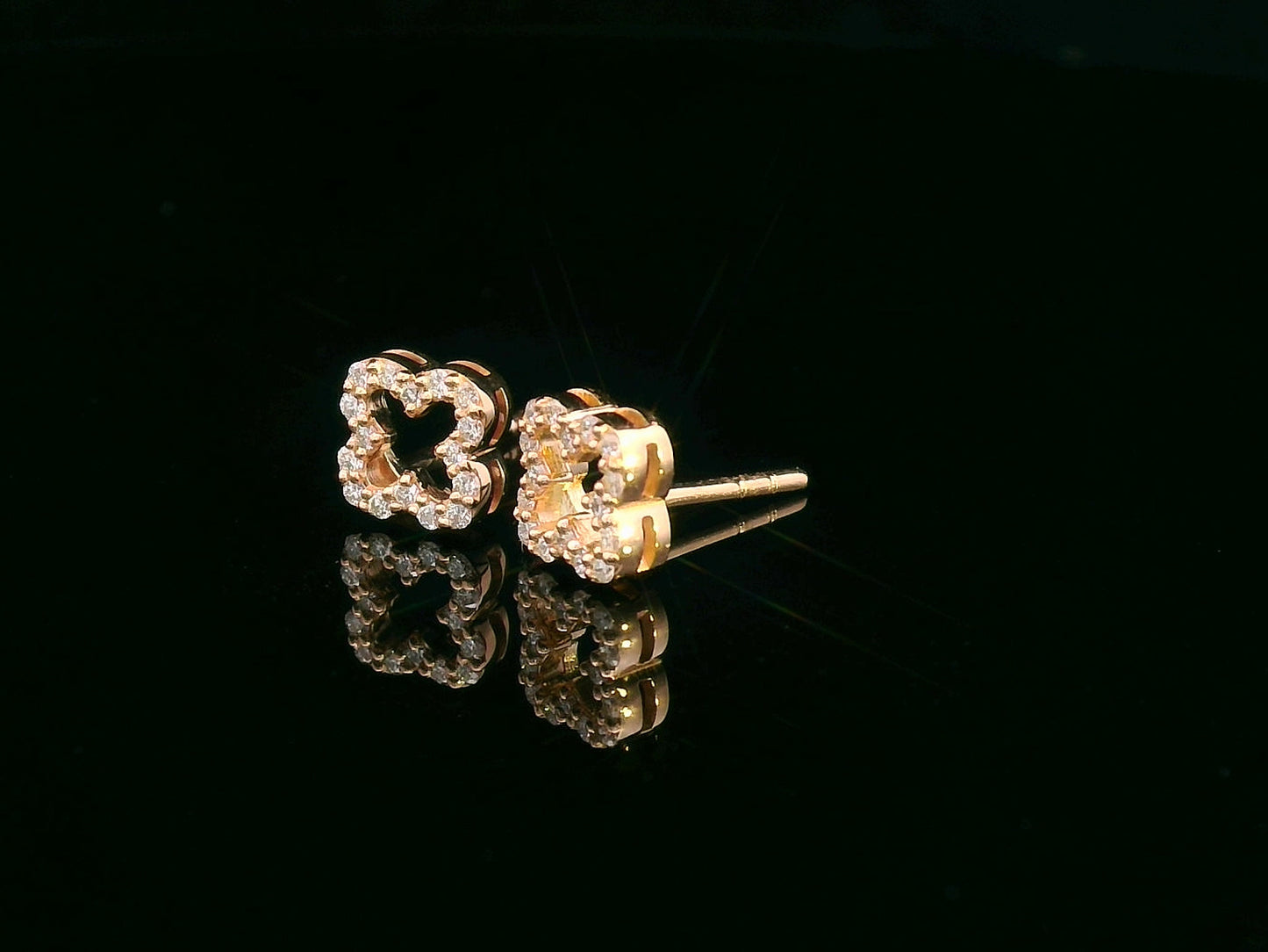 Clover motif earrings in 18K gold with 0.15 carat round diamonds and openwork design