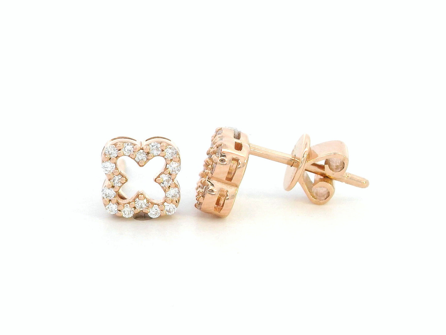 Clover motif earrings in 18K gold with 0.15 carat round diamonds and openwork design