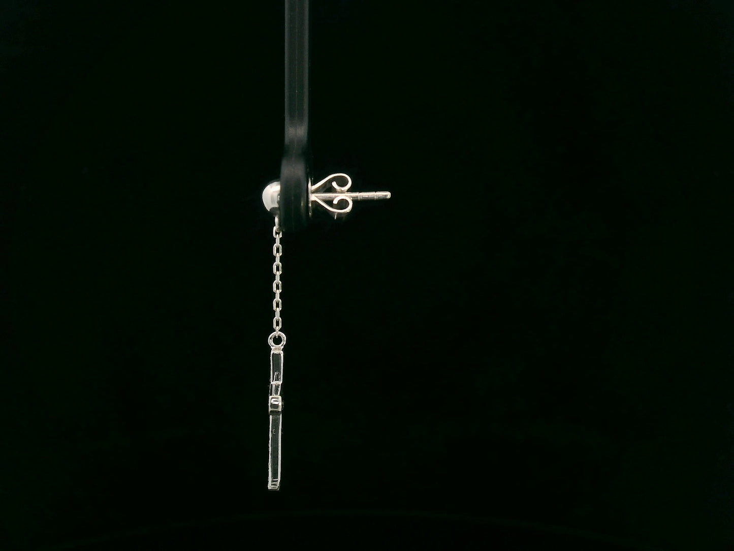 Men’s 18K gold single chain drop earring with diamond cross pendant – 0.19ct total