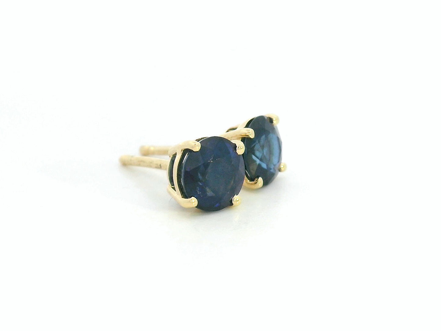Round cut diffuse blue sapphire solitaire stud earrings in 18K yellow gold with butterfly backs