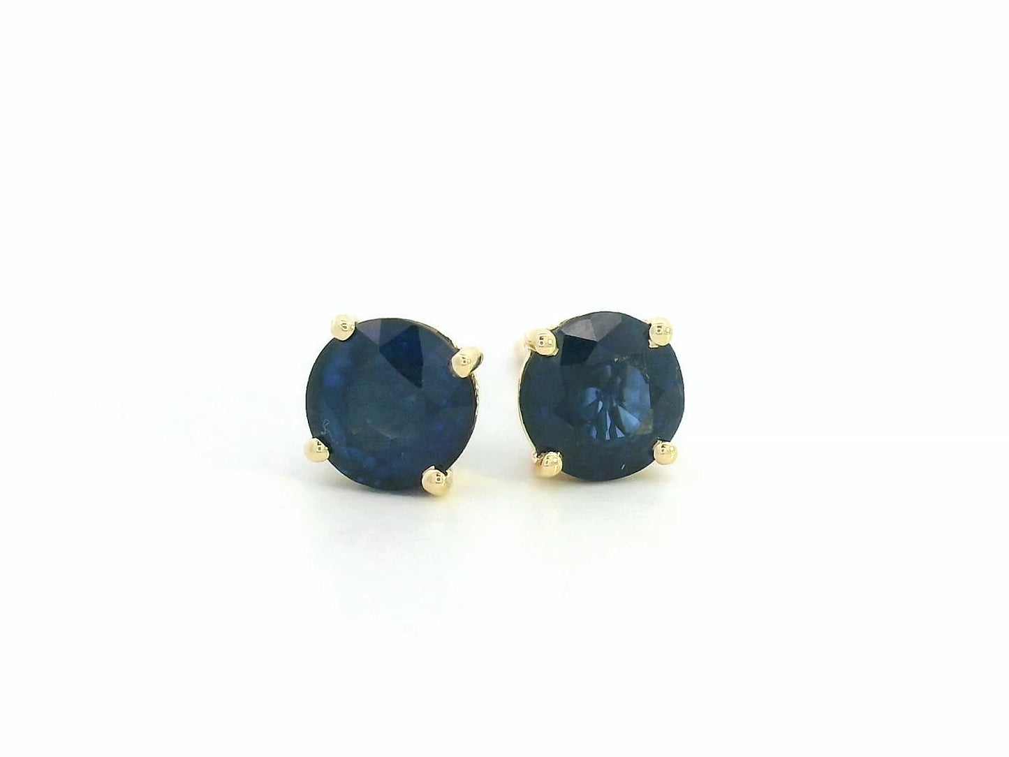 Round cut diffuse blue sapphire solitaire stud earrings in 18K yellow gold with butterfly backs