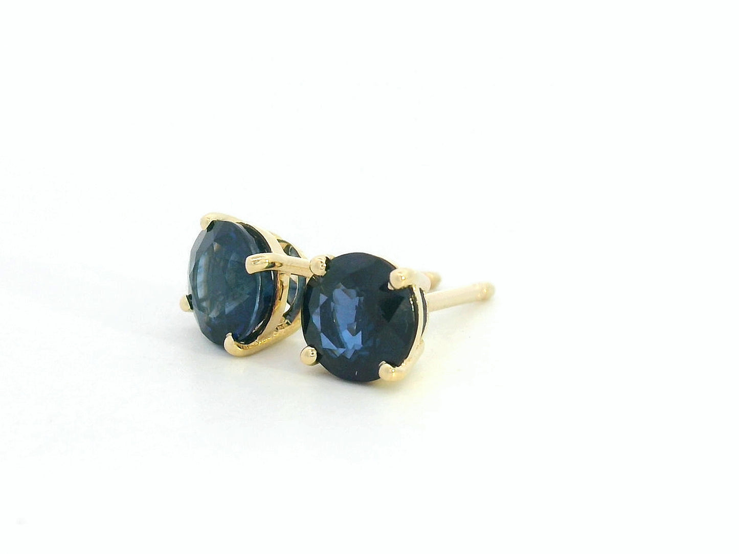 Round cut diffuse blue sapphire solitaire stud earrings in 18K yellow gold with butterfly backs