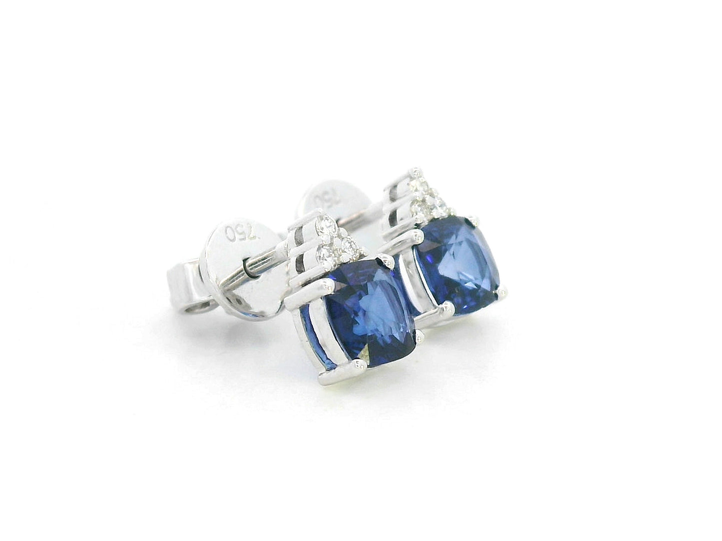 White gold stud earrings with cushion-cut sapphires and round diamonds