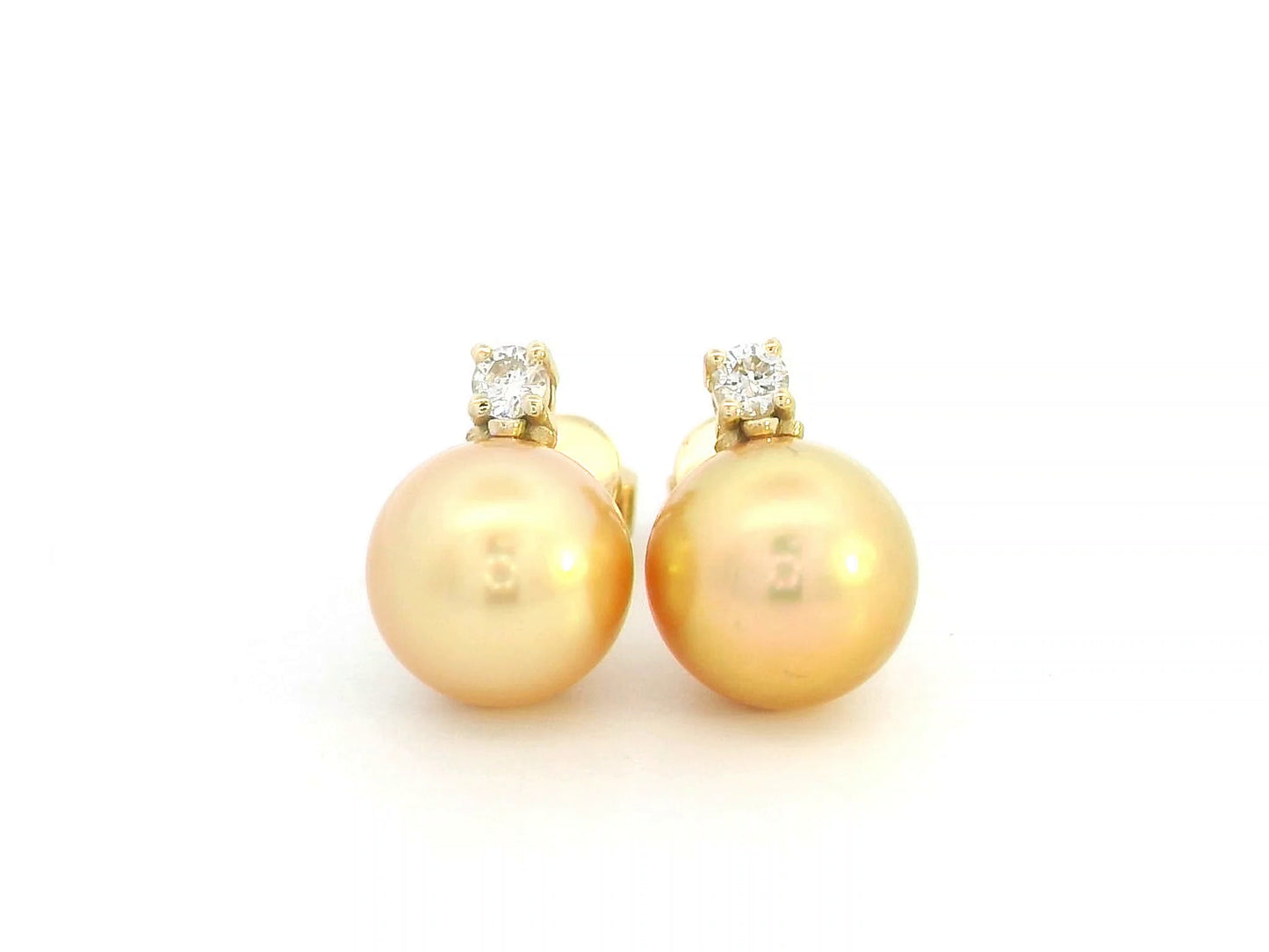Elegant pearl and diamond stud earrings in 18K gold