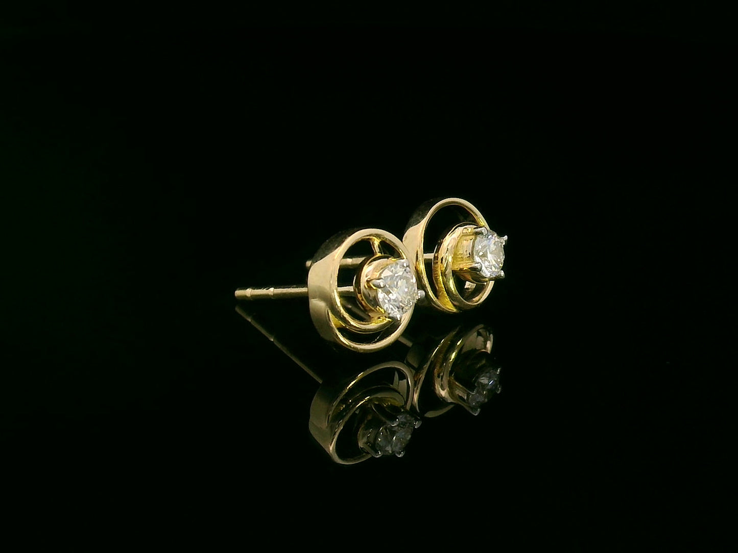 18k Yellow Gold Swirl Diamond Stud Earrings with 0.18ct Round-Cut Diamonds in Spiral Design, Elegant Modern Fine Jewelry
