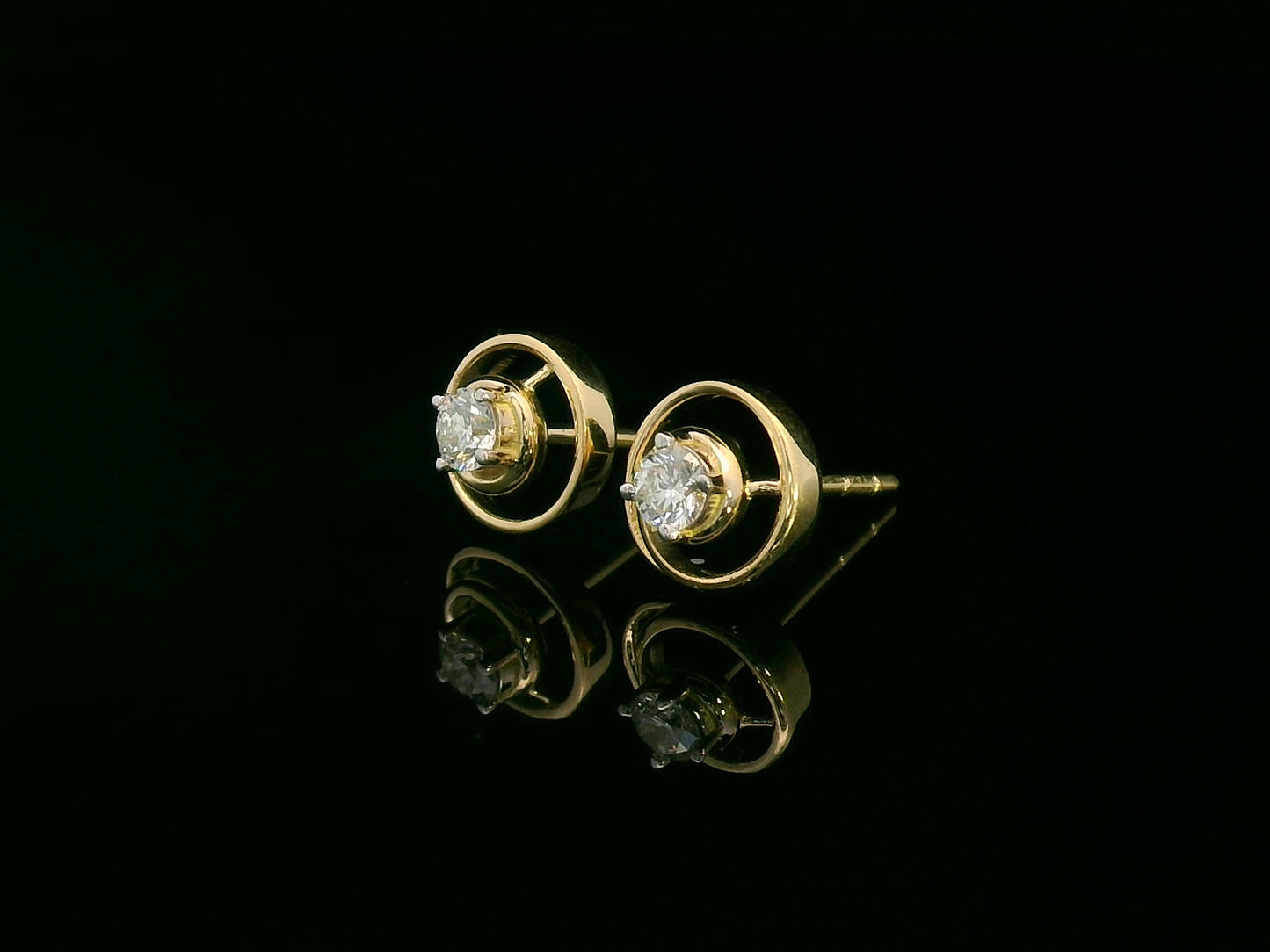 18k Yellow Gold Swirl Diamond Stud Earrings with 0.18ct Round-Cut Diamonds in Spiral Design, Elegant Modern Fine Jewelry