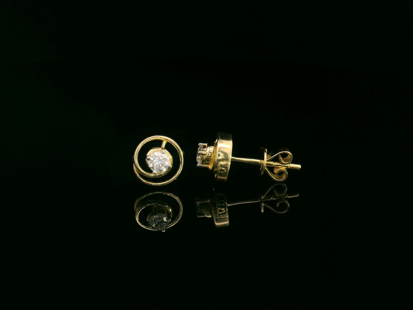 18k Yellow Gold Swirl Diamond Stud Earrings with 0.18ct Round-Cut Diamonds in Spiral Design, Elegant Modern Fine Jewelry