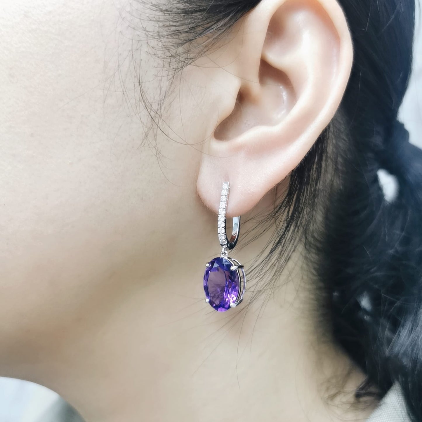 legant amethyst and diamond earrings in 18K white gold
