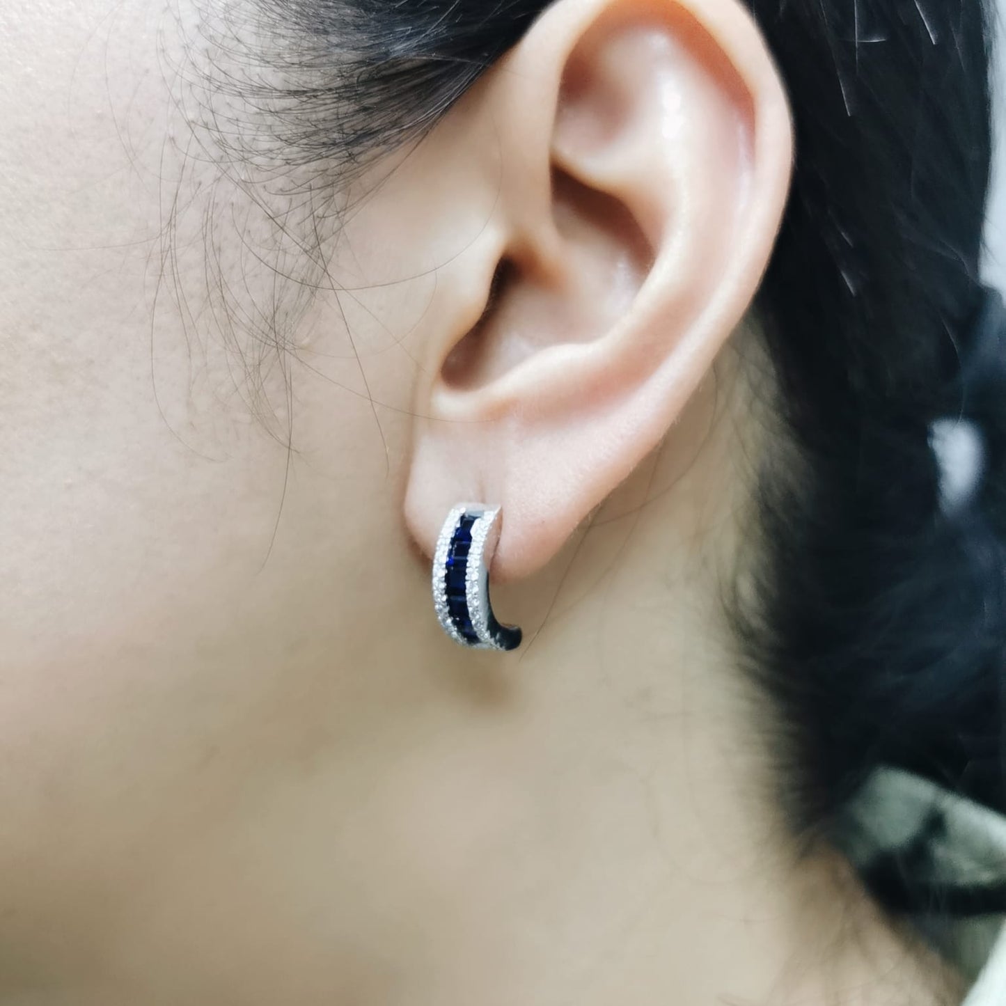 White gold half hoops with 1.70 ct sapphires and 0.44 ct diamonds