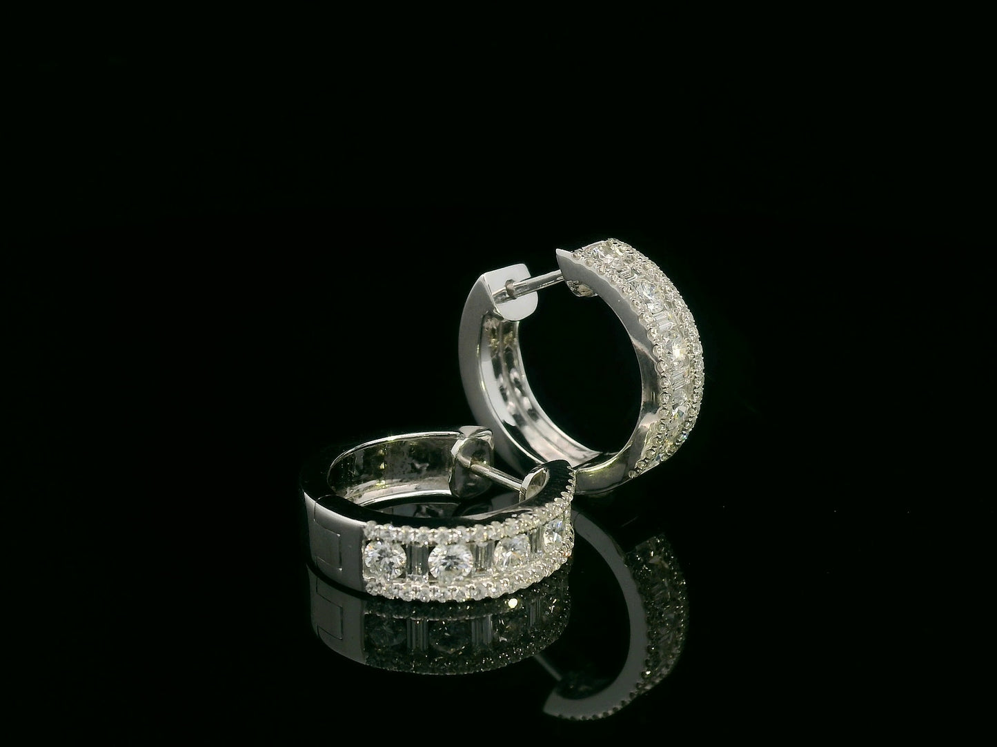 18K white gold geometric hoop earrings with baguette and round-cut diamonds, total 1.06ct