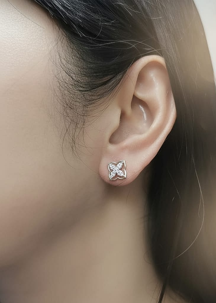 18K Yellow Gold Clover Diamond Stud Earrings, 0.26 Carat Round Diamonds, Floral-Inspired Design