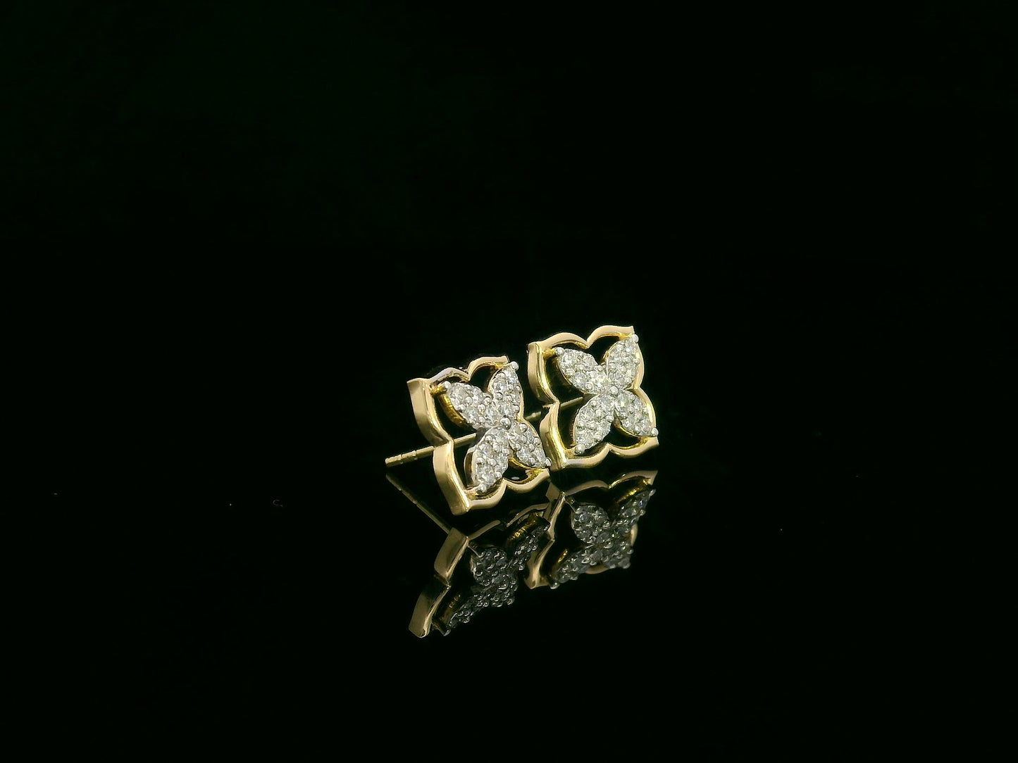 18K Yellow Gold Clover Diamond Stud Earrings, 0.26 Carat Round Diamonds, Floral-Inspired Design