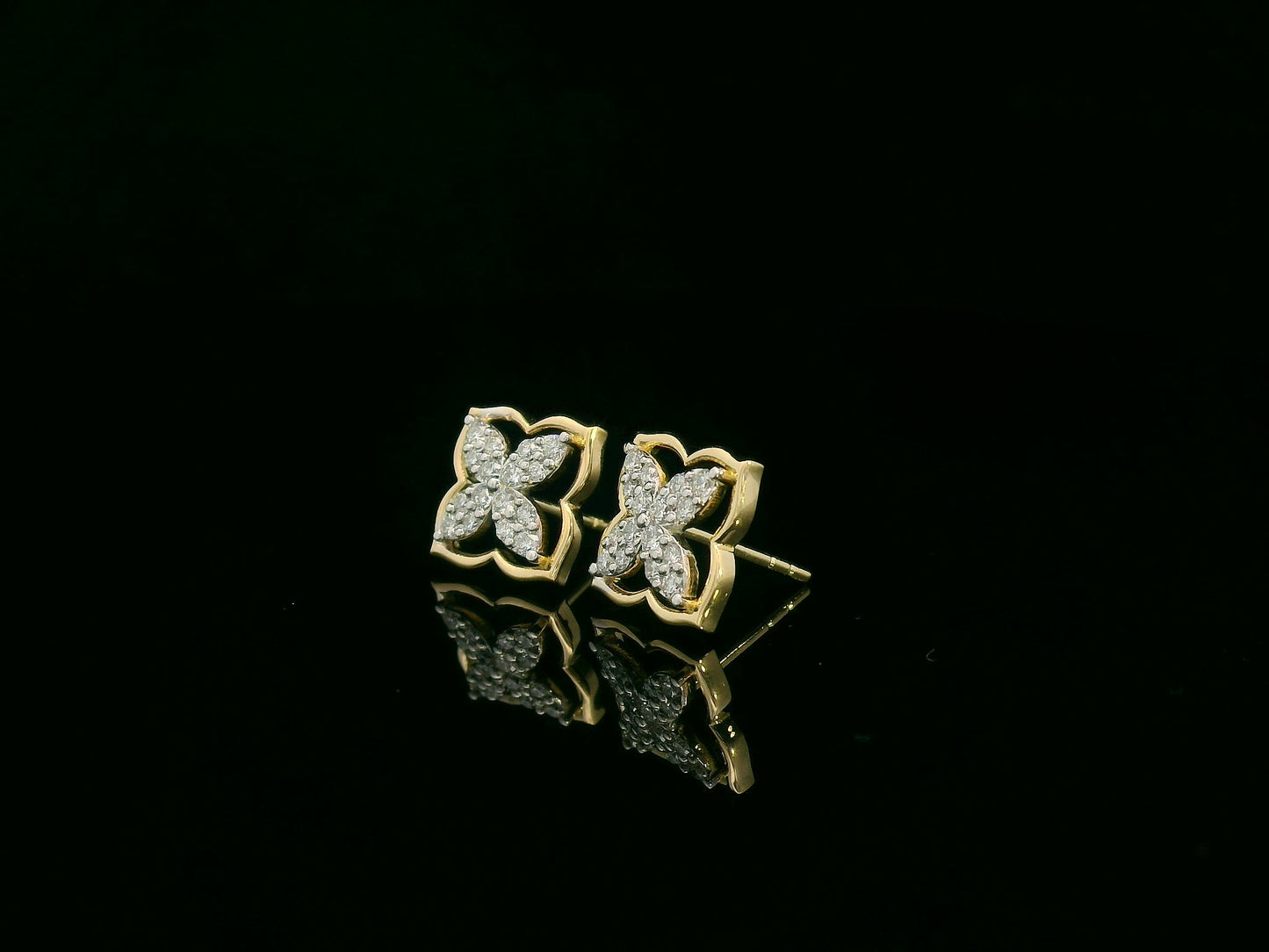 18K Yellow Gold Clover Diamond Stud Earrings, 0.26 Carat Round Diamonds, Floral-Inspired Design