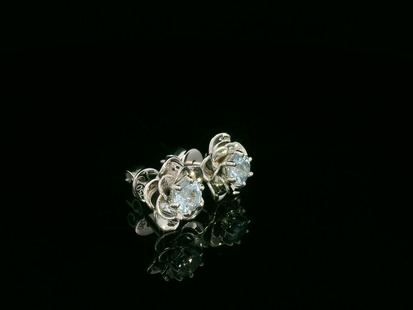 18K white gold aquamarine floral stud earrings – 1.03ct round aquamarine in sculpted flower setting, fine jewelry by Emirates Diamonds