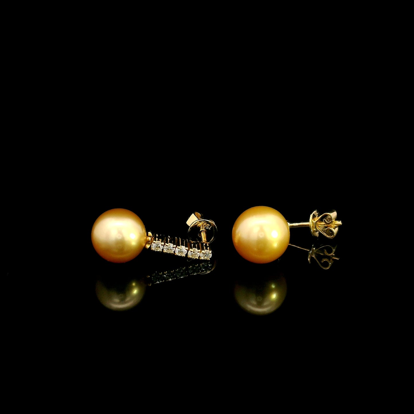 South Sea golden pearl and diamond earrings in 18K yellow gold with diamond-set bars and round golden pearls