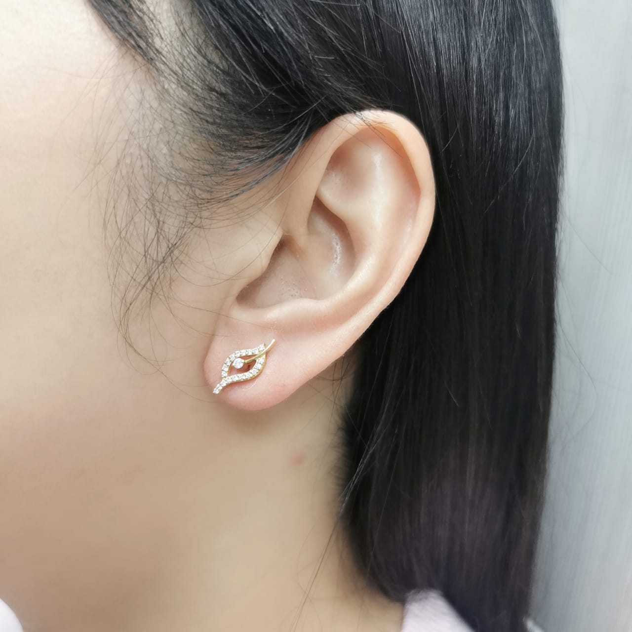18K gold leaf-shaped stud earrings with 0.31 carats of natural diamonds, featuring a delicate openwork design and a secure butterfly backing.