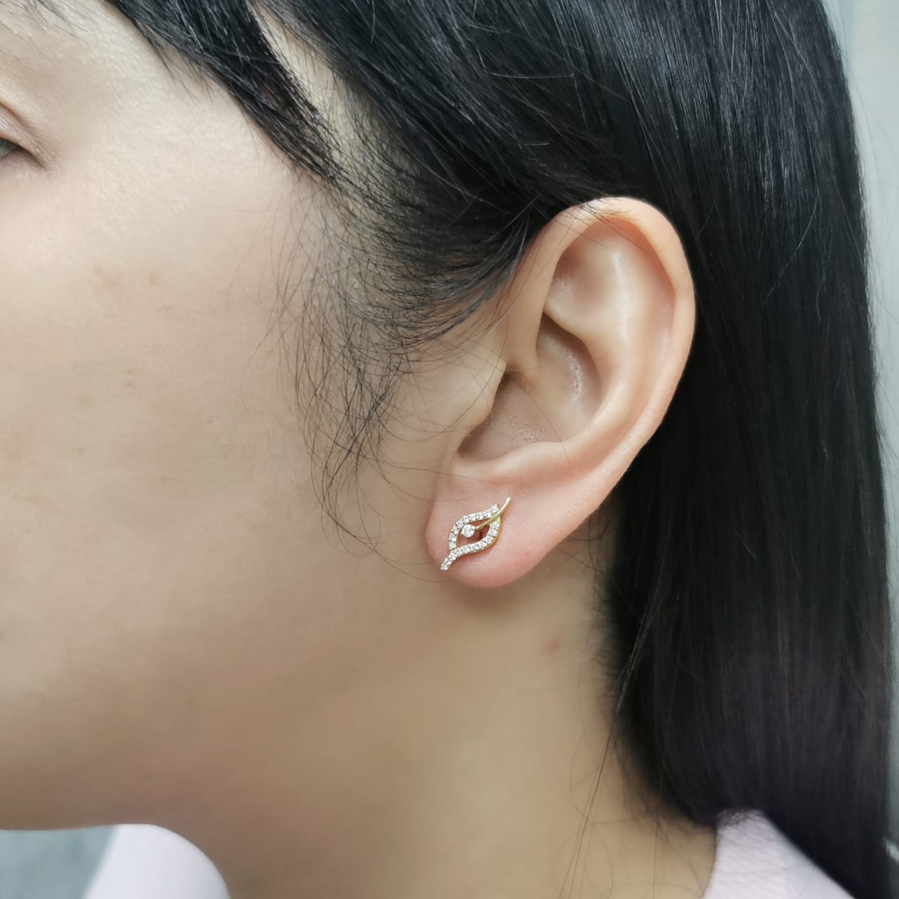 18K gold leaf-shaped stud earrings with 0.31 carats of natural diamonds, featuring a delicate openwork design and a secure butterfly backing.