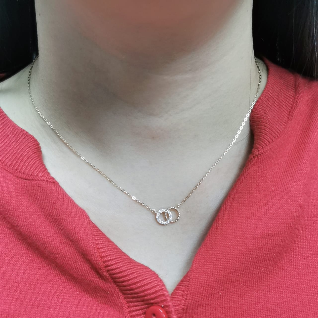 18K Gold Interlocking Circles Diamond Necklace featuring 0.14 carats of round-cut diamonds, elegant twisted rope detail, and a dainty gold chain – perfect for gifting or everyday elegance.
