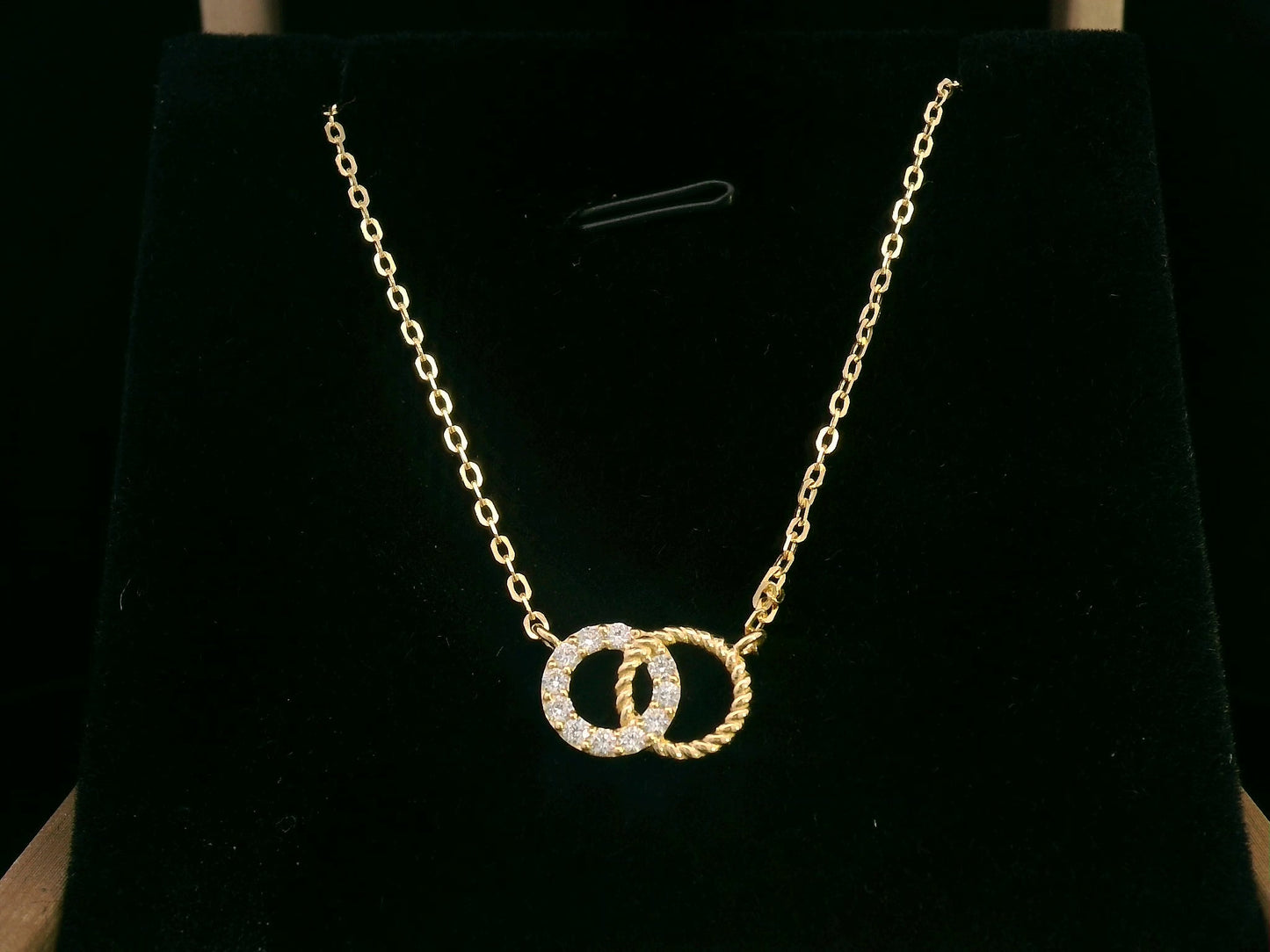 18K Gold Interlocking Circles Diamond Necklace featuring 0.14 carats of round-cut diamonds, elegant twisted rope detail, and a dainty gold chain – perfect for gifting or everyday elegance.