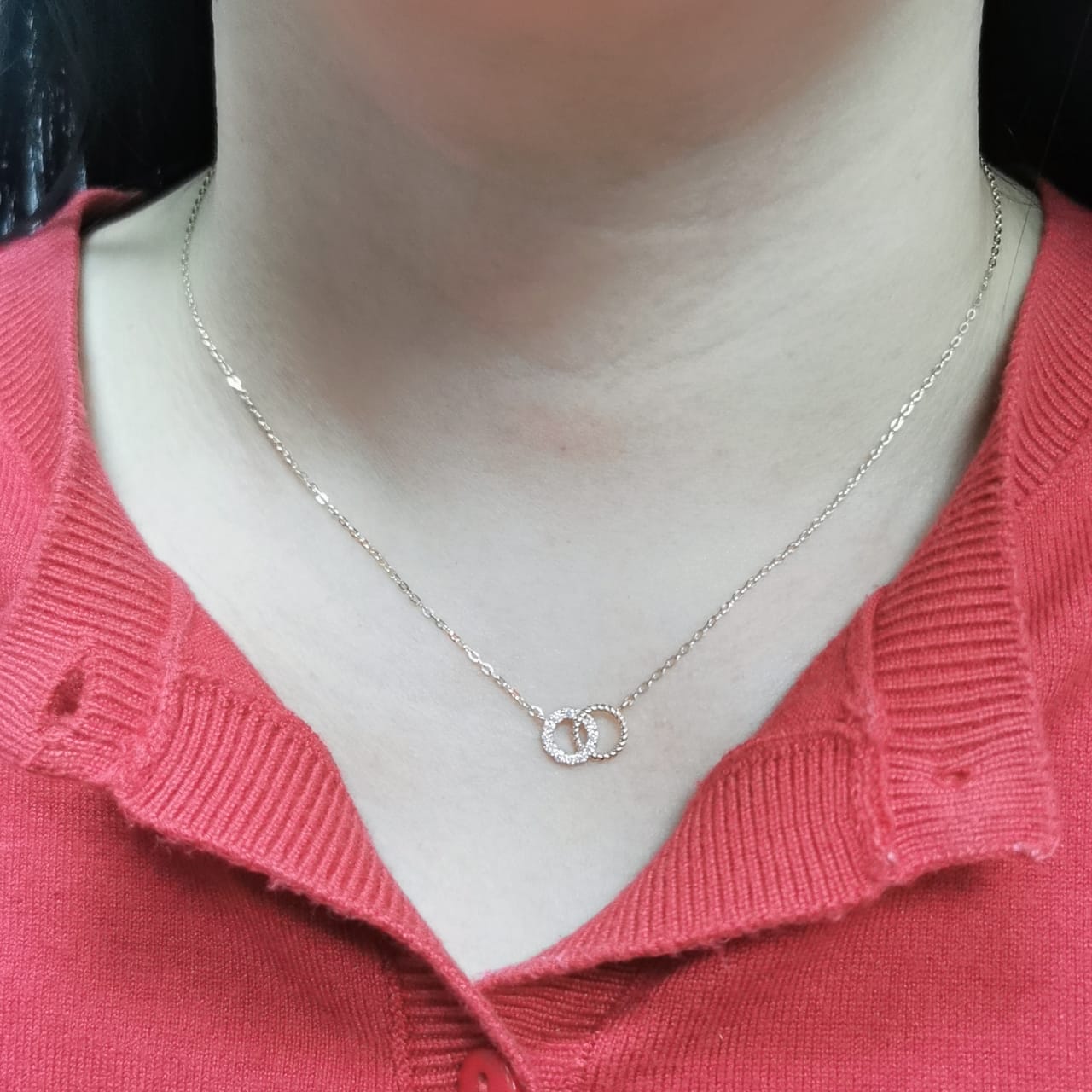 18K Gold Interlocking Circles Diamond Necklace featuring 0.14 carats of round-cut diamonds, elegant twisted rope detail, and a dainty gold chain – perfect for gifting or everyday elegance.
