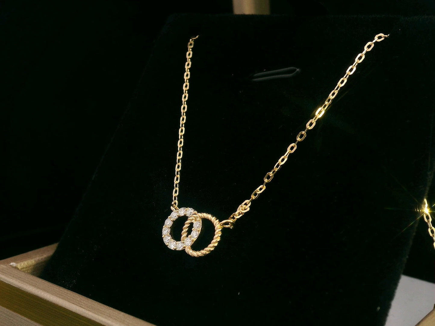 18K Gold Interlocking Circles Diamond Necklace featuring 0.14 carats of round-cut diamonds, elegant twisted rope detail, and a dainty gold chain – perfect for gifting or everyday elegance.