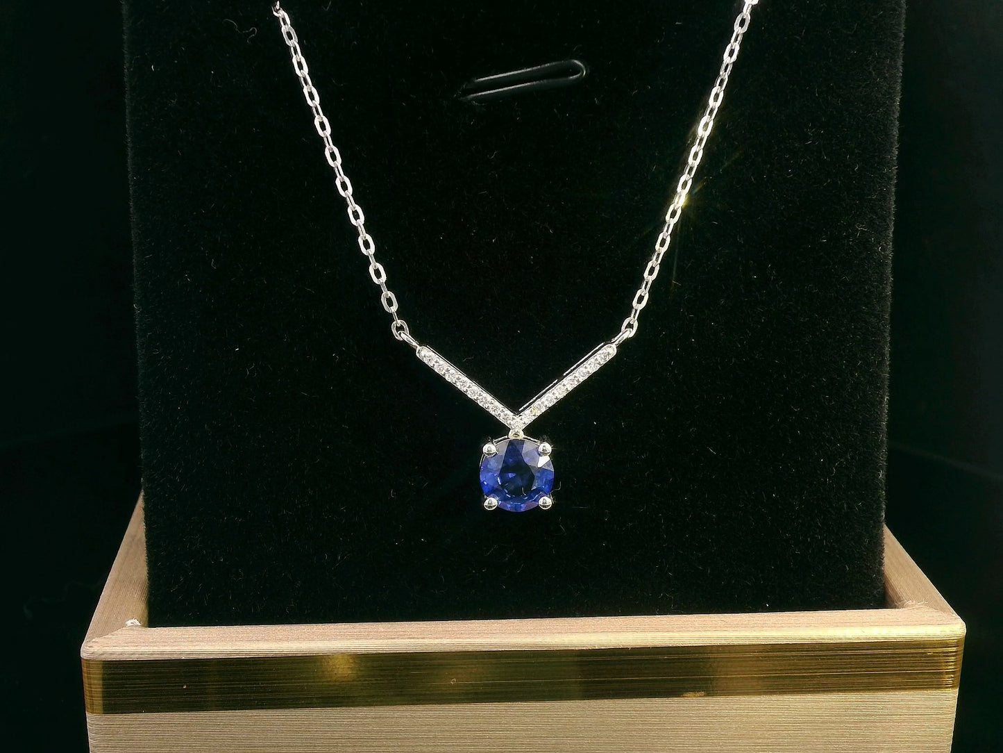 18K Gold Blue Sapphire Necklace with Diamond Accents – 0.95ct Sapphire & 0.08ct Diamonds
