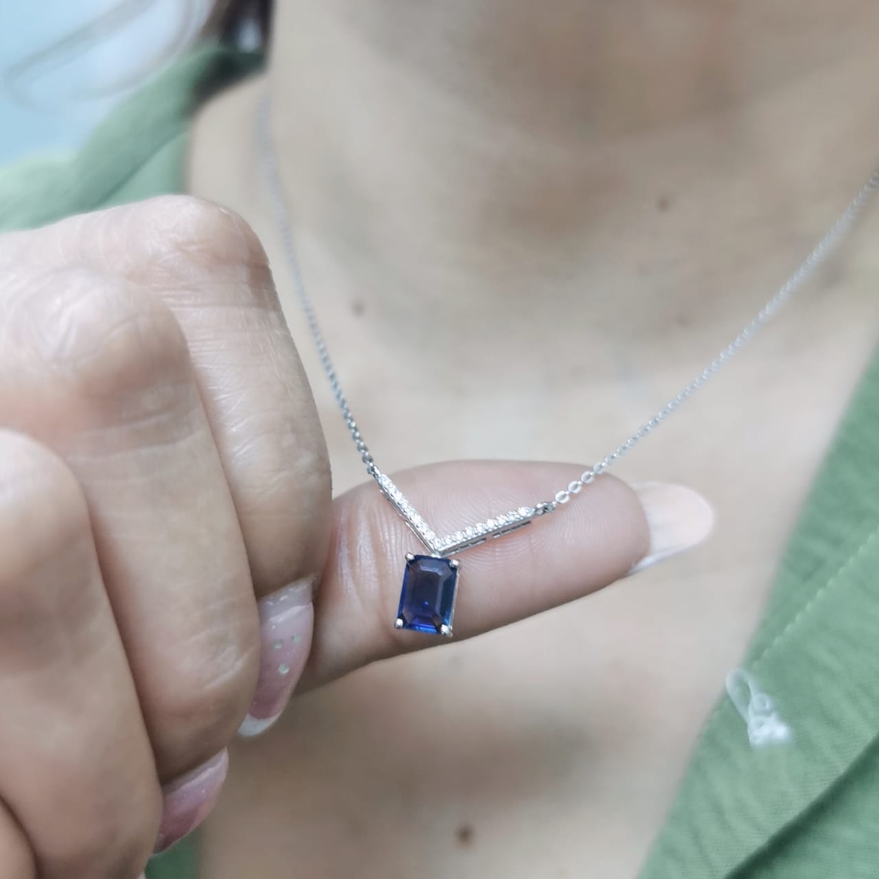 Elegant 18K Gold Necklace with Blue Sapphire and Diamonds – 0.86ct Sapphire & 0.08ct Diamonds