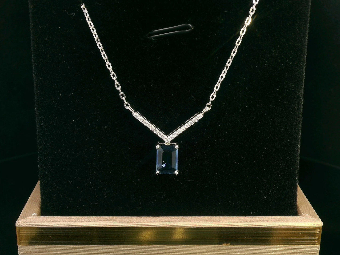 Elegant 18K Gold Necklace with Blue Sapphire and Diamonds – 0.86ct Sapphire & 0.08ct Diamonds