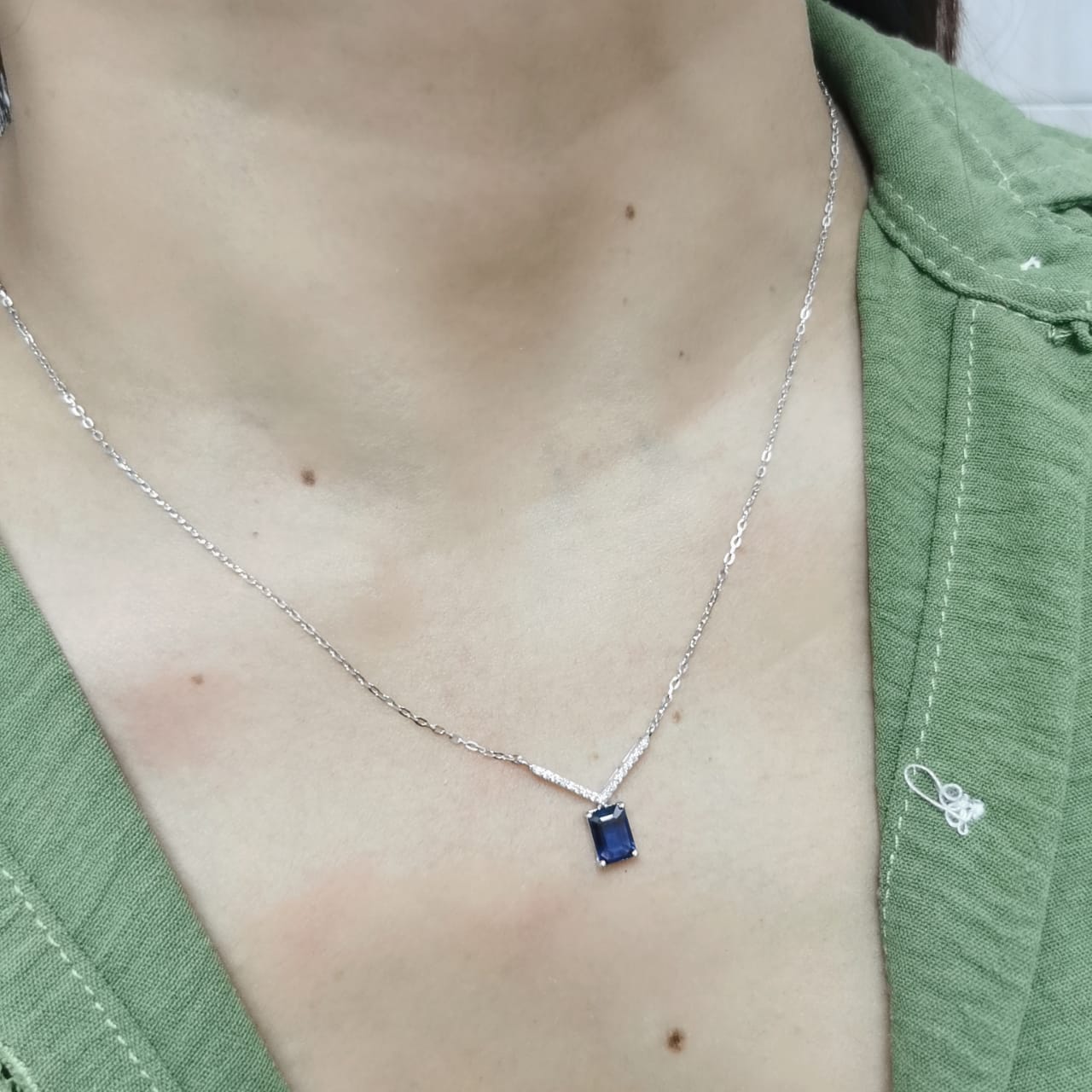 Elegant 18K Gold Necklace with Blue Sapphire and Diamonds – 0.86ct Sapphire & 0.08ct Diamonds