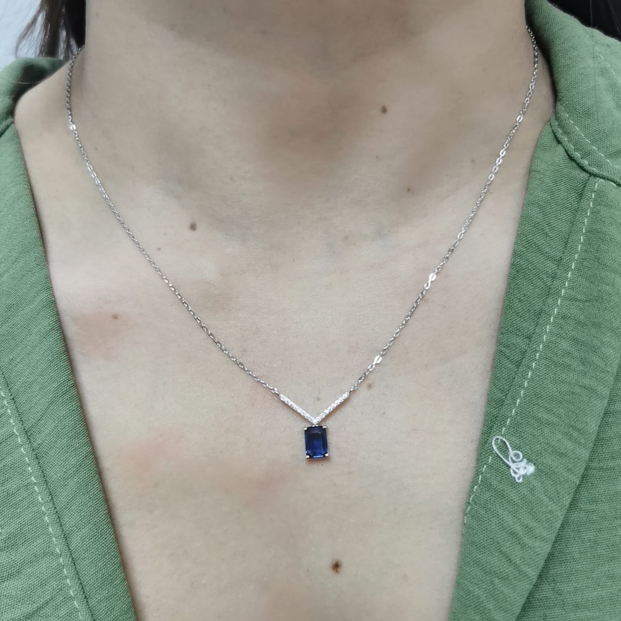 Elegant 18K Gold Necklace with Blue Sapphire and Diamonds – 0.86ct Sapphire & 0.08ct Diamonds