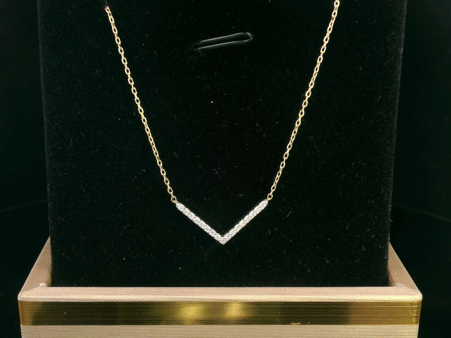 18K Gold Diamond V Pendant Necklace – Minimalist Chevron Necklace with 0.07CT Diamonds